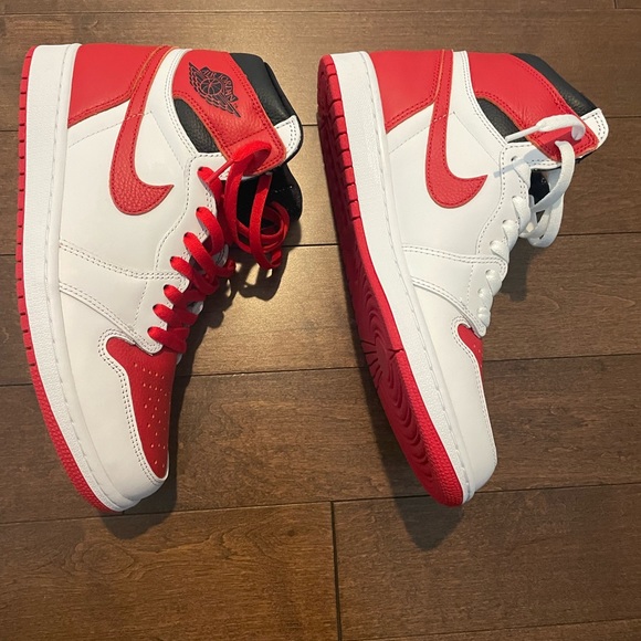 NWB size 10 Jordan 1 retro high og - Picture 4 of 8